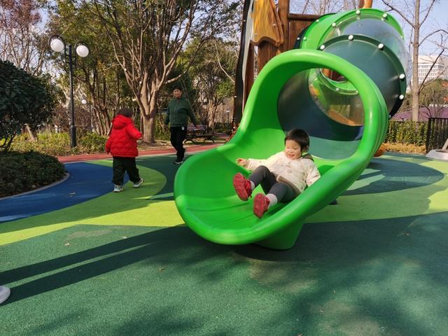 开元棋牌在线60多岁大象滑梯和子孙一起“